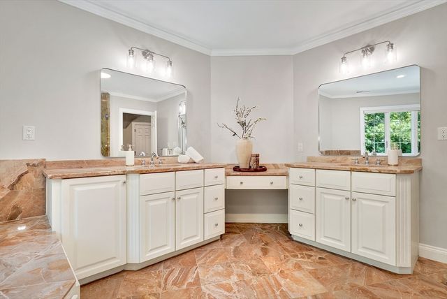 2 Goldman Cir, Bedford, MA 01730