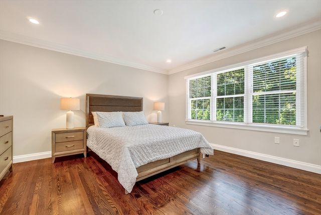 2 Goldman Cir, Bedford, MA 01730