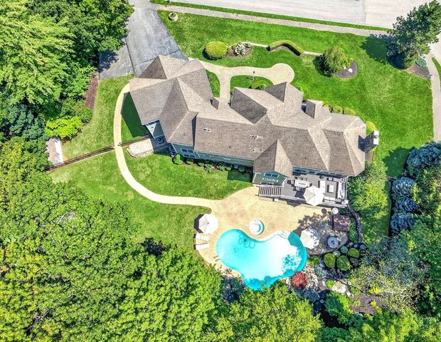 2 Goldman Cir, Bedford, MA 01730