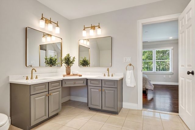 2 Goldman Cir, Bedford, MA 01730