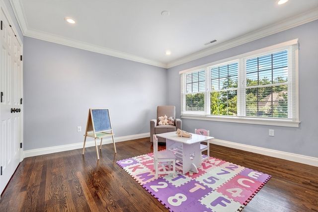 2 Goldman Cir, Bedford, MA 01730
