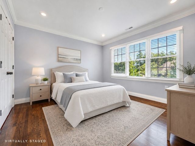 2 Goldman Cir, Bedford, MA 01730