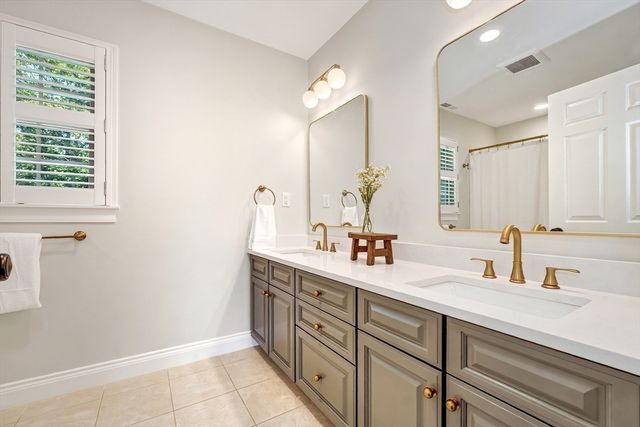 2 Goldman Cir, Bedford, MA 01730
