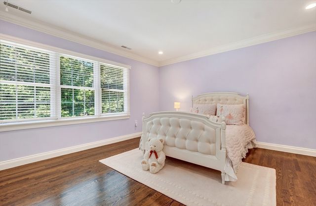 2 Goldman Cir, Bedford, MA 01730