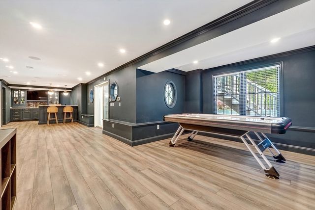 2 Goldman Cir, Bedford, MA 01730