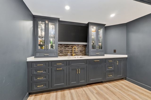 2 Goldman Cir, Bedford, MA 01730