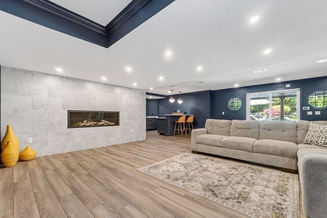 2 Goldman Cir, Bedford, MA 01730