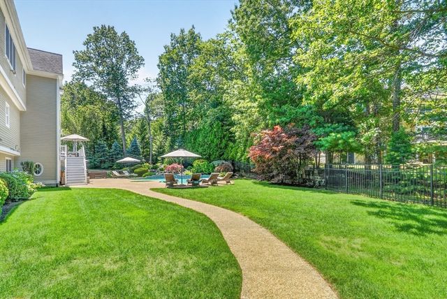 2 Goldman Cir, Bedford, MA 01730
