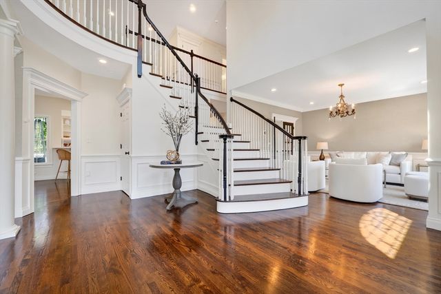 2 Goldman Cir, Bedford, MA 01730