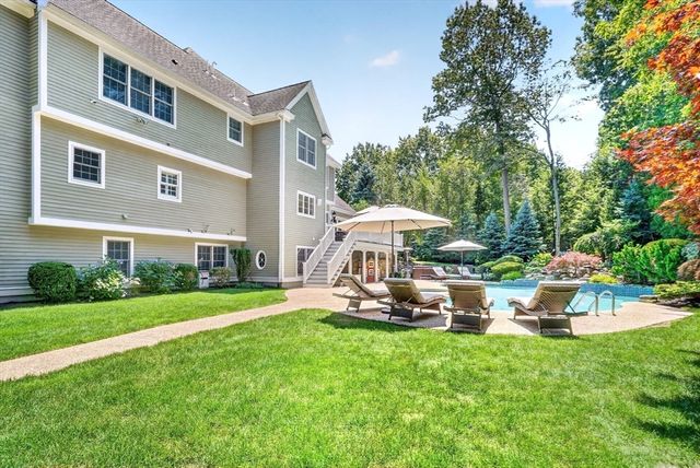 2 Goldman Cir, Bedford, MA 01730