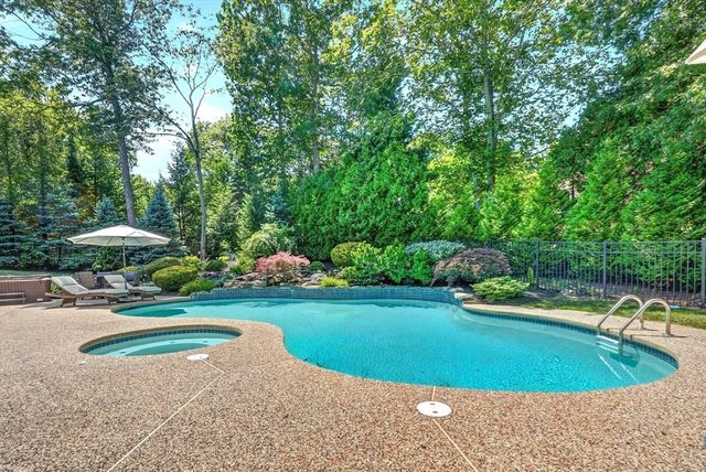 2 Goldman Cir, Bedford, MA 01730