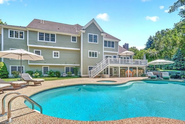 2 Goldman Cir, Bedford, MA 01730