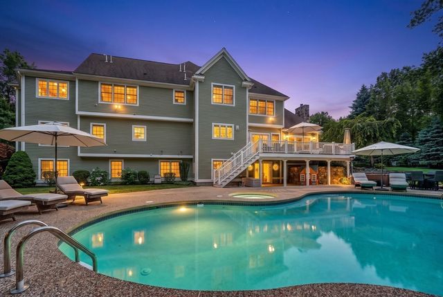 2 Goldman Cir, Bedford, MA 01730