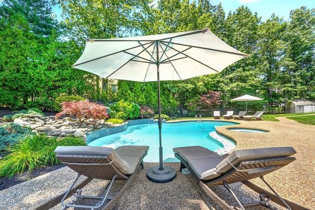 2 Goldman Cir, Bedford, MA 01730