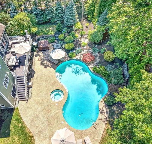 2 Goldman Cir, Bedford, MA 01730