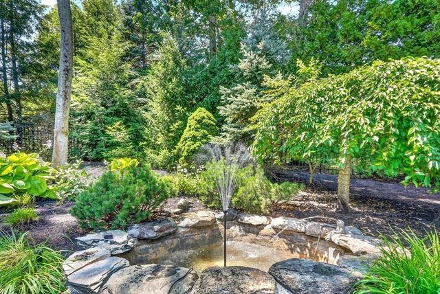 2 Goldman Cir, Bedford, MA 01730