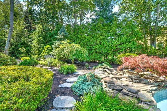 2 Goldman Cir, Bedford, MA 01730