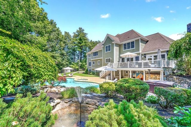 2 Goldman Cir, Bedford, MA 01730