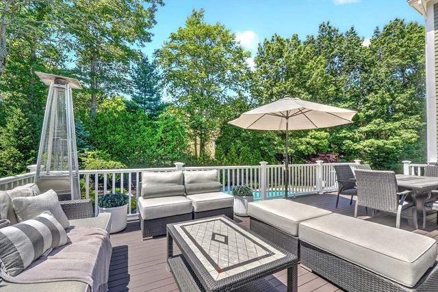 2 Goldman Cir, Bedford, MA 01730