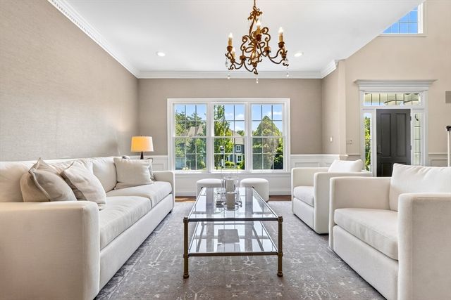 2 Goldman Cir, Bedford, MA 01730