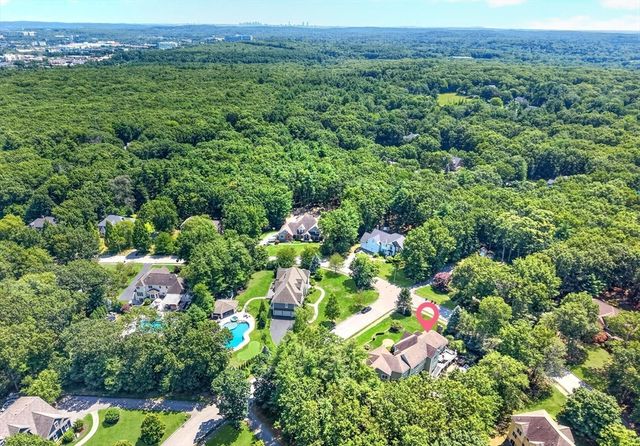 2 Goldman Cir, Bedford, MA 01730