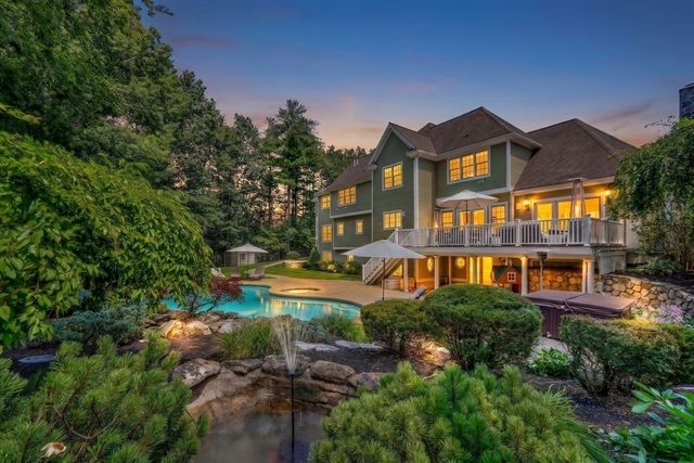 2 Goldman Cir, Bedford, MA 01730