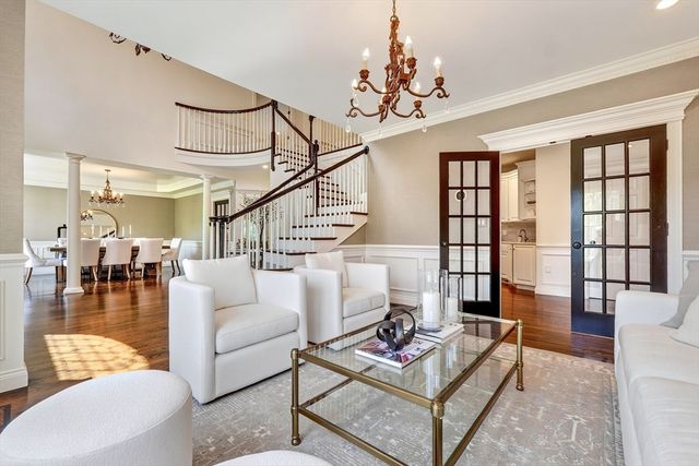 2 Goldman Cir, Bedford, MA 01730