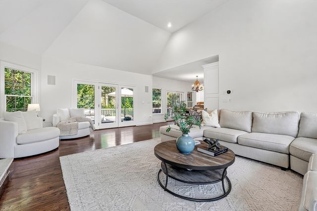 2 Goldman Cir, Bedford, MA 01730