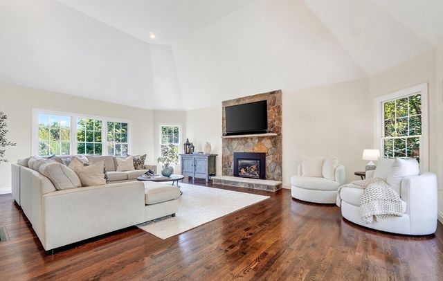 2 Goldman Cir, Bedford, MA 01730