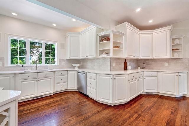 2 Goldman Cir, Bedford, MA 01730
