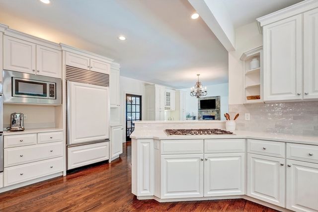2 Goldman Cir, Bedford, MA 01730
