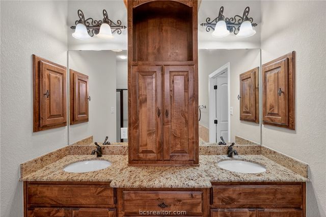 1909 Debbie Drive, Bryan, TX 77802