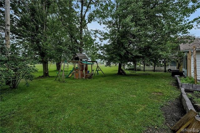 38 Sandhurst Lane, Amherst, NY 14221