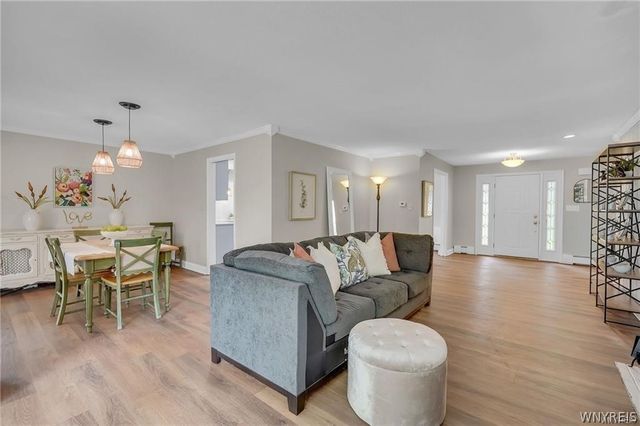 38 Sandhurst Lane, Amherst, NY 14221