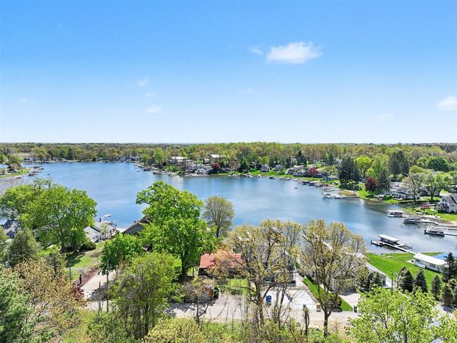 50575 W Lakeshore Drive, Dowagiac, MI 49047