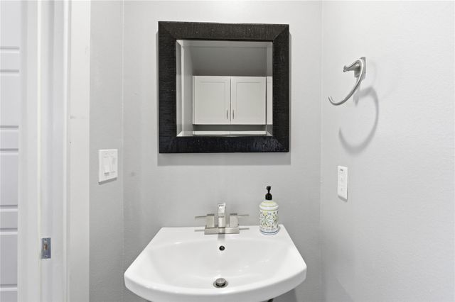 2202 Willow ST B, Austin, TX 78702