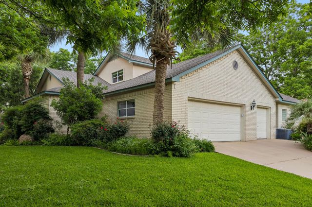 340 Columbine ST, Meadowlakes, TX 78654