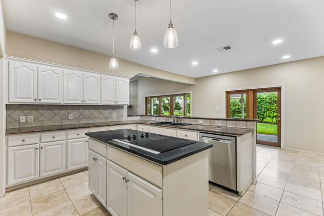 340 Columbine ST, Meadowlakes, TX 78654