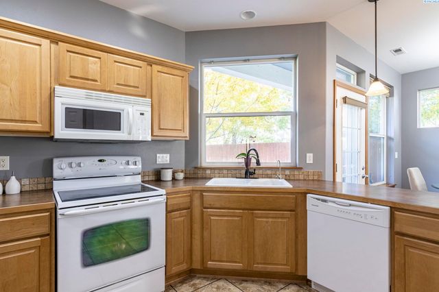 939 S Keller St, Kennewick, WA 99337