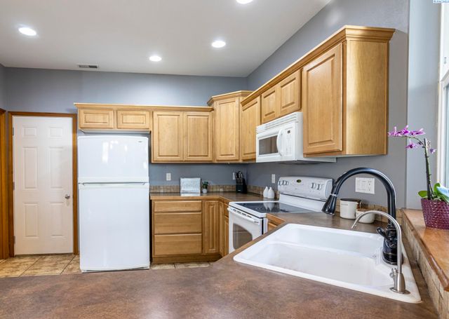 939 S Keller St, Kennewick, WA 99337