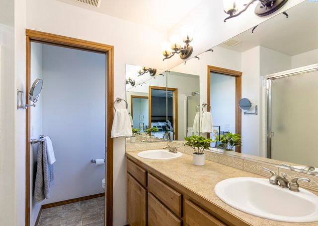 939 S Keller St, Kennewick, WA 99337