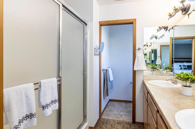 939 S Keller St, Kennewick, WA 99337