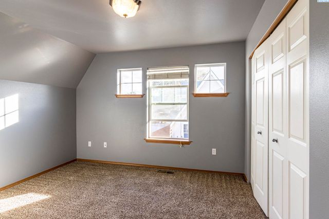 939 S Keller St, Kennewick, WA 99337