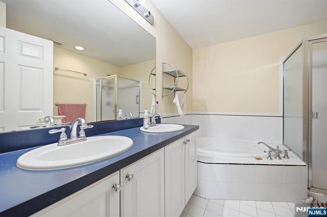 427 Hartford Drive 4028, Nutley, NJ 07110