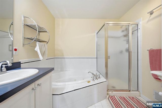 427 Hartford Drive 4028, Nutley, NJ 07110
