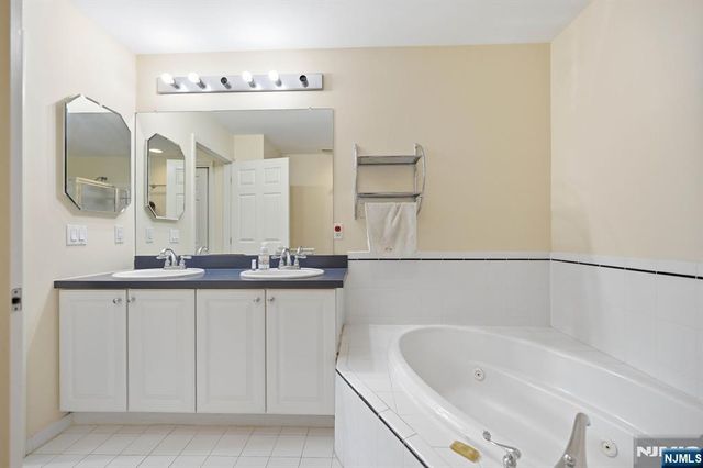 427 Hartford Drive 4028, Nutley, NJ 07110