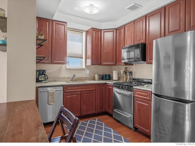 2525 Newtown Avenue 5D, Astoria, NY 11102