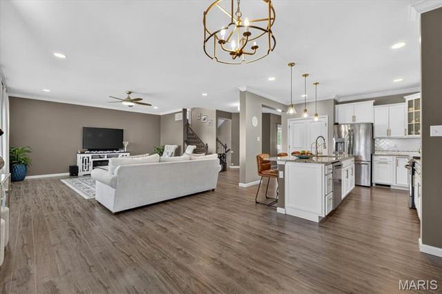 2385 Chemin Avenue, St Charles, MO 63301