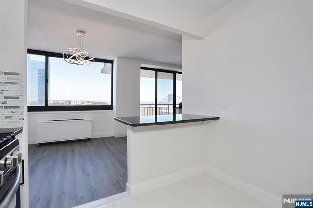 200 Old Palisade Road 19J, Fort Lee, NJ 07024