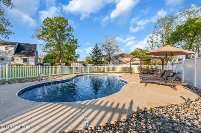 65 Serpentine Drive, Bayville, NJ 08721
